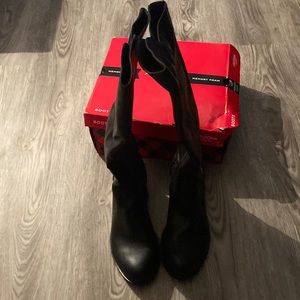 Arizona memory foam size 8 womens knee high black boots 🥾.